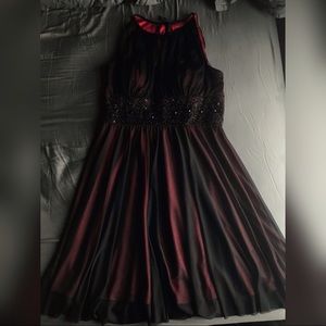 Jessica Howard Red & Black Keyhole Dress